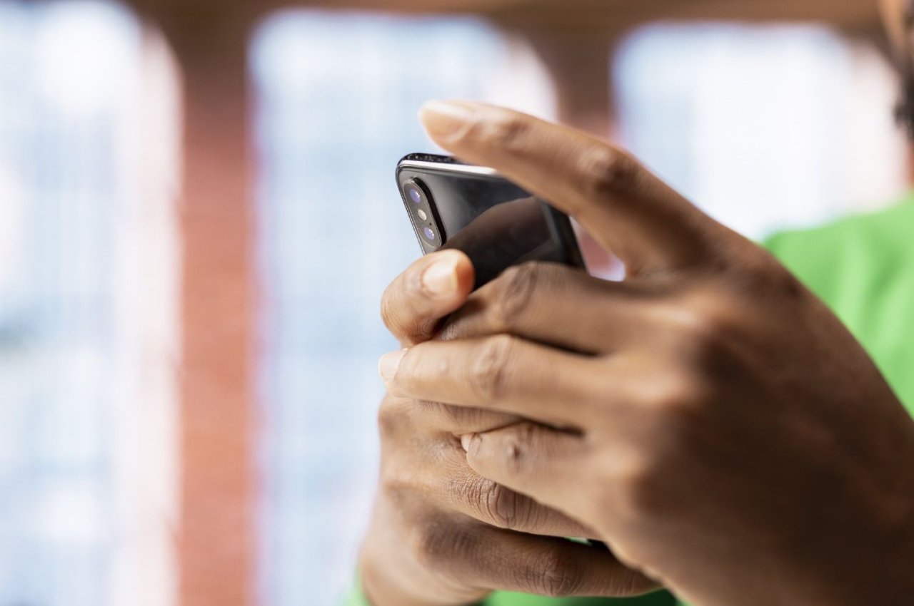 Servidora vítima de figurinha ofensiva no WhatsApp será indenizada
