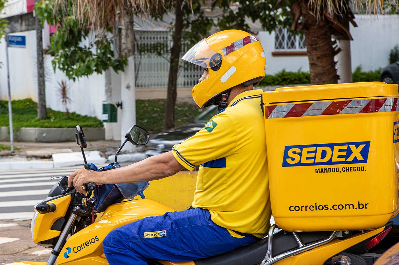 Carteiros que utilizam motocicletas em serviço podem receber adicional de atividade e periculosidade