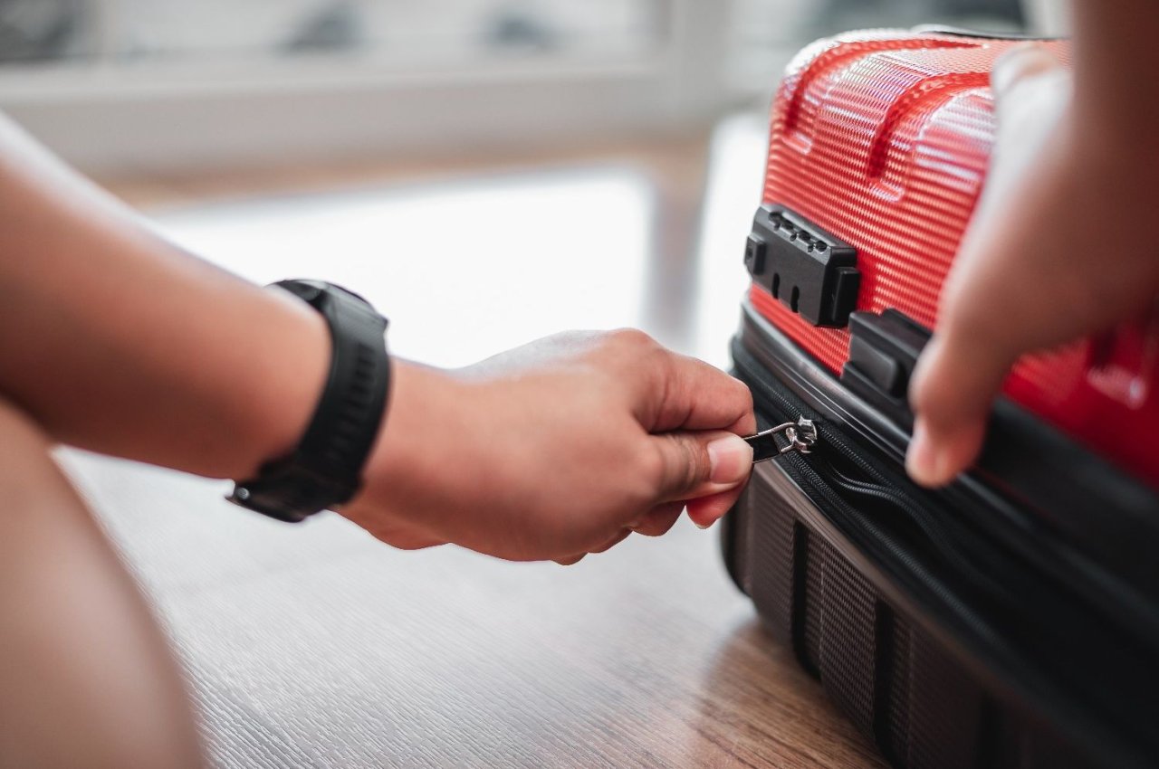 Trabalhador com atestado médico pode viajar? Entenda os riscos e limites